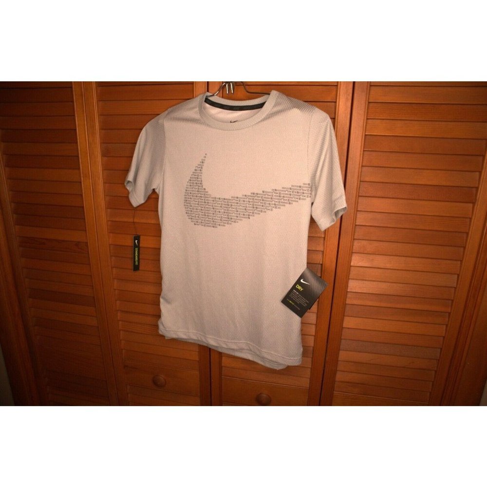 NEW Boy's Nike Dri-Fit T-Shirt Size Medium